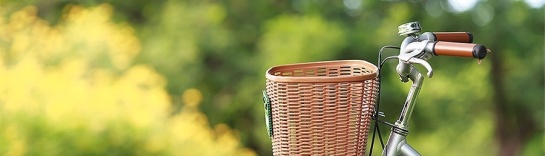 Bicycle handlebar with wicker front basket